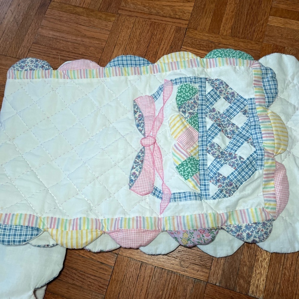 Vintage Easter Basket Scalloped Quilted Cloth Placemats and table Runner - Picture 11 of 15